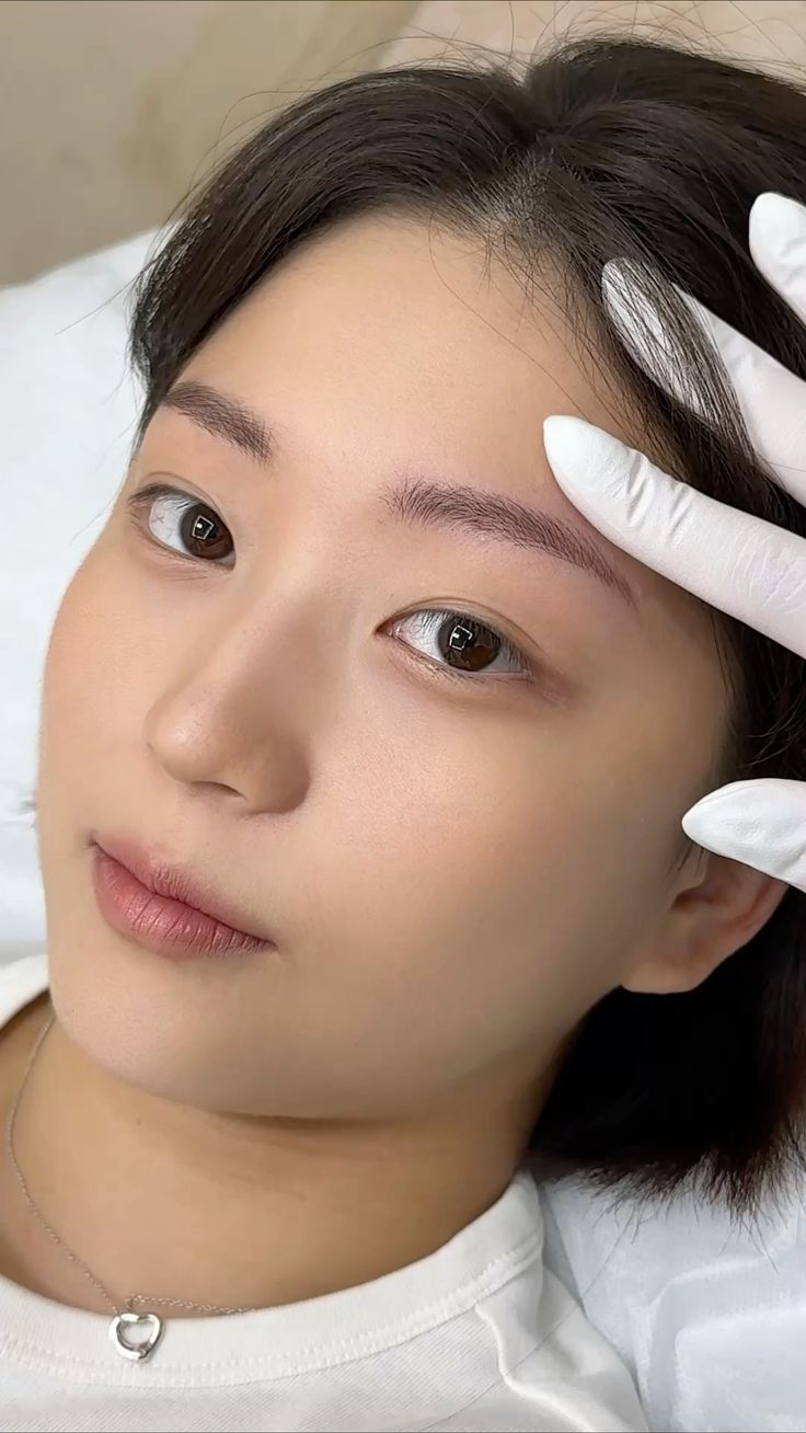 Da dầu có nên phun chân mày không? Kỹ thuật phù hợp nhất 2026