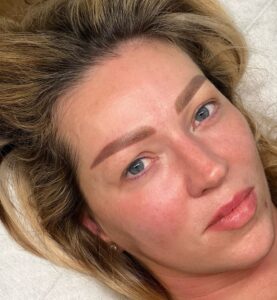 Phụ nữ sau 30 tuổi nên phun chân mày kiểu nào để trẻ hơn?