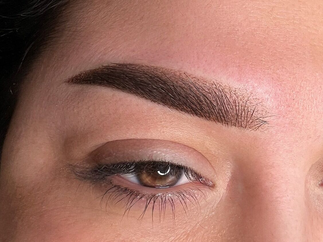 So sánh phun mày Ombre và điêu khắc Hairstroke: Nên chọn kỹ thuật nào? 3 Phun chân mày Ombre là gì? Có bền màu không?