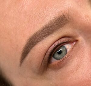 Phun mày bị trổ đỏ, trổ xanh: Nguyên nhân & cách khắc phục an toàn