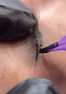 Phun mí mắt giữ được bao lâu? Có bị trổ xanh sau vài năm không?