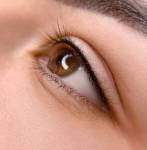 Phun mí mở tròng là gì? Ai nên và không nên làm?