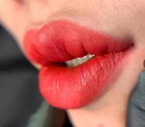 Bao lâu sau phun môi thì màu mới ổn định để đánh giá “đẹp hay không”? 1 Phun môi có đau không? Có để lại sẹo không