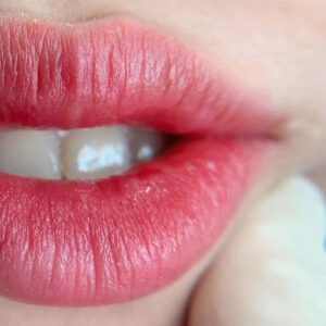 Phun môi Nano là gì? Có thực sự an toàn và bền màu không?