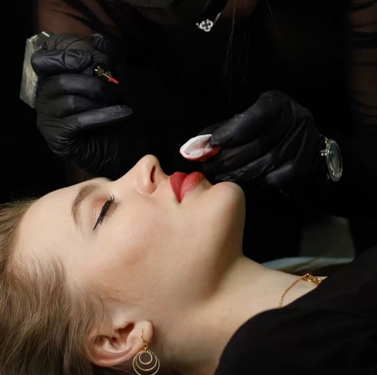 Phun môi Nano là gì? Có thực sự an toàn và bền màu không? 2 Phun xăm sau Tết có đau không? Giải đáp từ chuyên gia thẩm mỹ