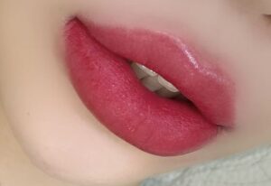 Phun môi có đau như lời đồn? Thực tế trải nghiệm là gì?