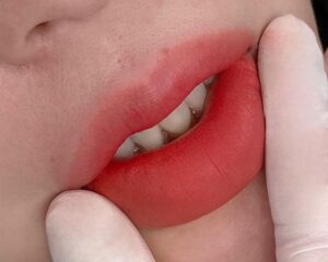 Vì sao phun môi không đều viền dù nhìn kỹ thuật rất hiện đại?