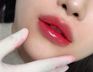 Môi nhạy cảm có xăm được không? Làm sao để an toàn?