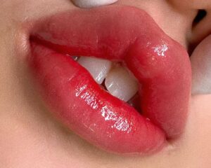 Phun môi xong ăn uống sai cách có làm hỏng màu vĩnh viễn không? Những sai lầm phổ biến nhất 3 Phun môi xong thấy màu quá đậm phải làm sao? Bao lâu thì xuống tone thật?