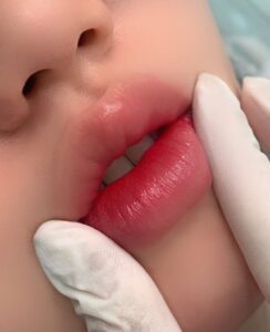 Phun môi lần đầu nên chọn màu theo da hay theo độ thâm môi? 3 bbe6785fc692d46e4a0ab85f3662e68e