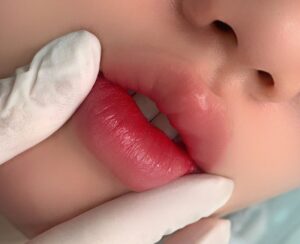 Tại sao cùng một màu phun môi nhưng mỗi người lên màu khác nhau?