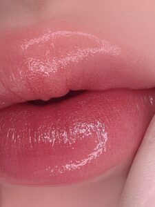 Có cần dặm lại phun môi nếu màu đã đẹp nhưng cảm giác chưa “tươi”?