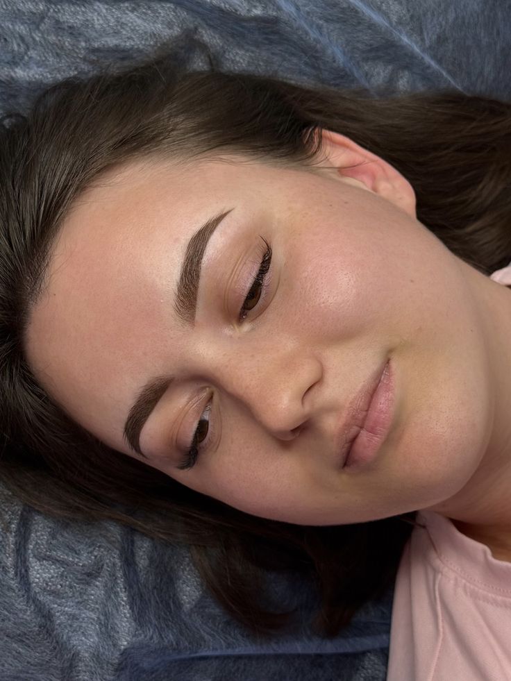 Phun mày Microblading khác gì Ombre? Nên chọn kỹ thuật nào?