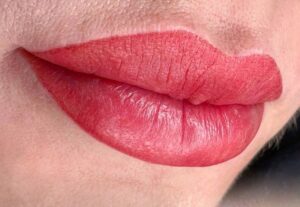 Phun môi lụa có bị thâm lại không? Giải đáp từ chuyên gia